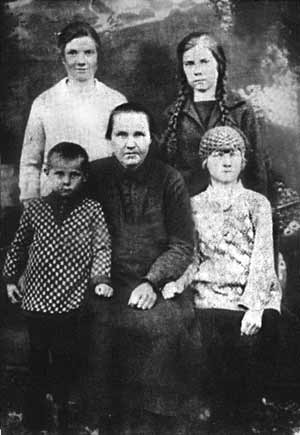 Mother Maria; Clockwise: Jascha, Mariechen, Tina and Lena